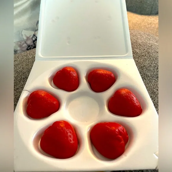 Vintage Strawberry Porcelain 22k Gold Trim Plate with strawberry bath soaps‎ - Picture 6 of 11